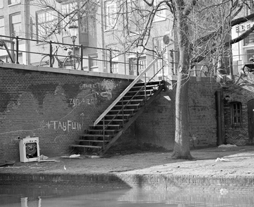 880431 Gezicht op de werftrap langs de Vollersbrug ter hoogte van het pand Oudegracht 363 te Utrecht, met de ingang van ...